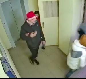 Видео: Молодые ребята устроили погром в подъезде жилого дома в Смоленске
